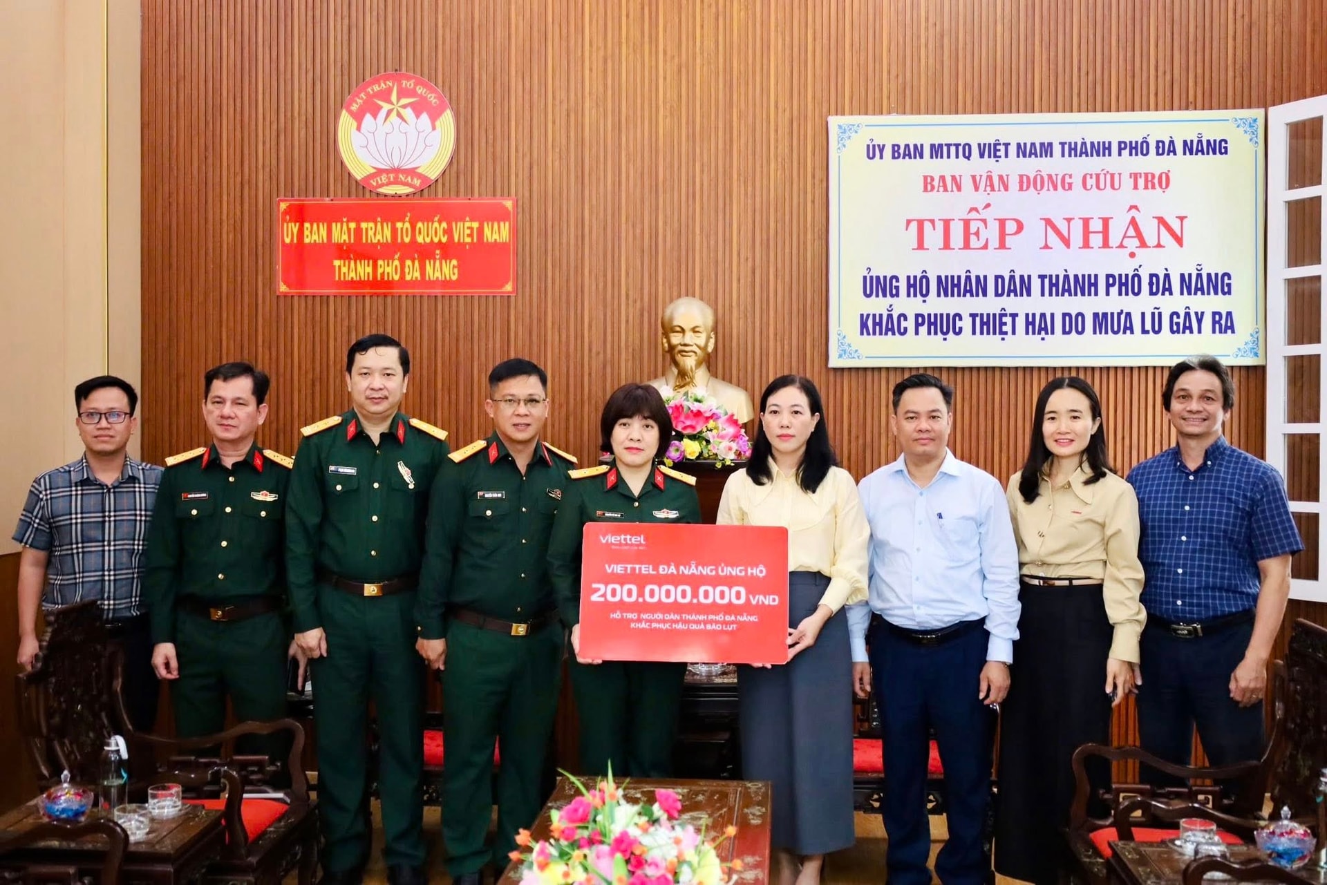 Mme Nguyen Thi Thanh Phuong, vice-présidente du Comité du Front de la Patrie du Vietnam de la ville de Da Nang (quatrième en partant de la droite), reçoit un chèque symbolique de 200 millions de dongs des mains des dirigeants de Viettel Da Nang. Photo : PV