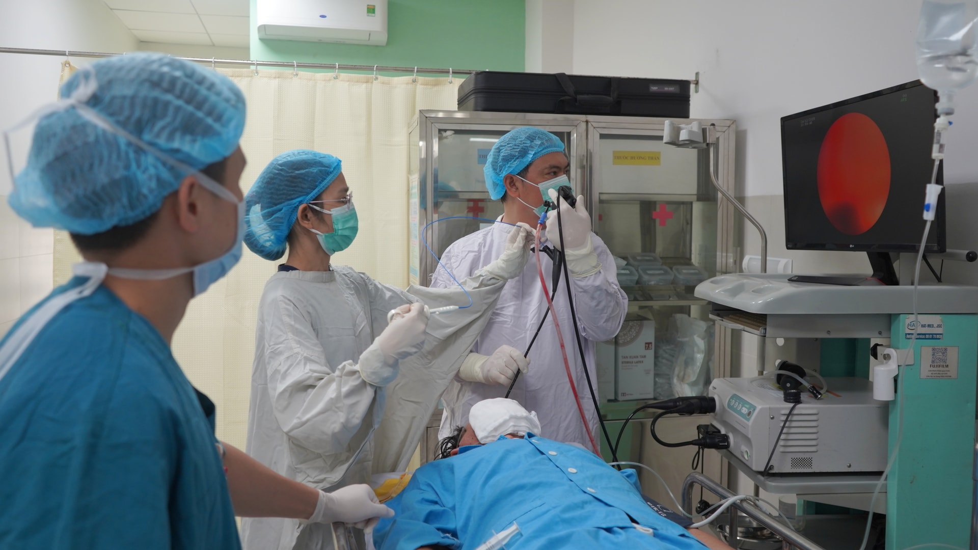 Ê kíp bác sĩ Khoa Nội hô hấp - miễn dịch dị ứng nội soi phế quản lấy dị vật là hai chiếc răng giả bị rơi vào đường thở của bệnh nhân H.
