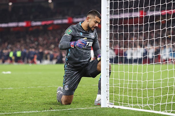 Walter Benitez giúp Crystal Palace kéo Arsenal đến loạt sút luân lưu.