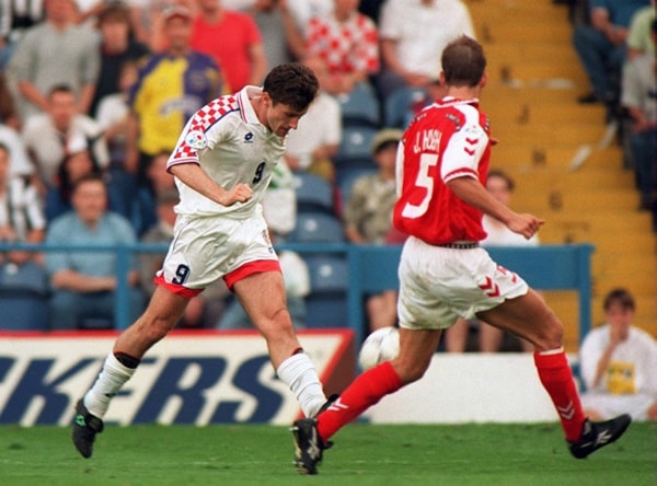 Pha lốp bóng tinh tế của Davor Suker qua đầu thủ môn Peter Schmeichel tại EURO 96.