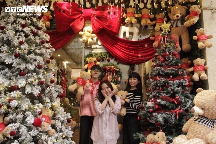 Hàng quán ở TP.HCM rực rỡ không khí Giáng sinh, giới trẻ đua nhau check-in - 1