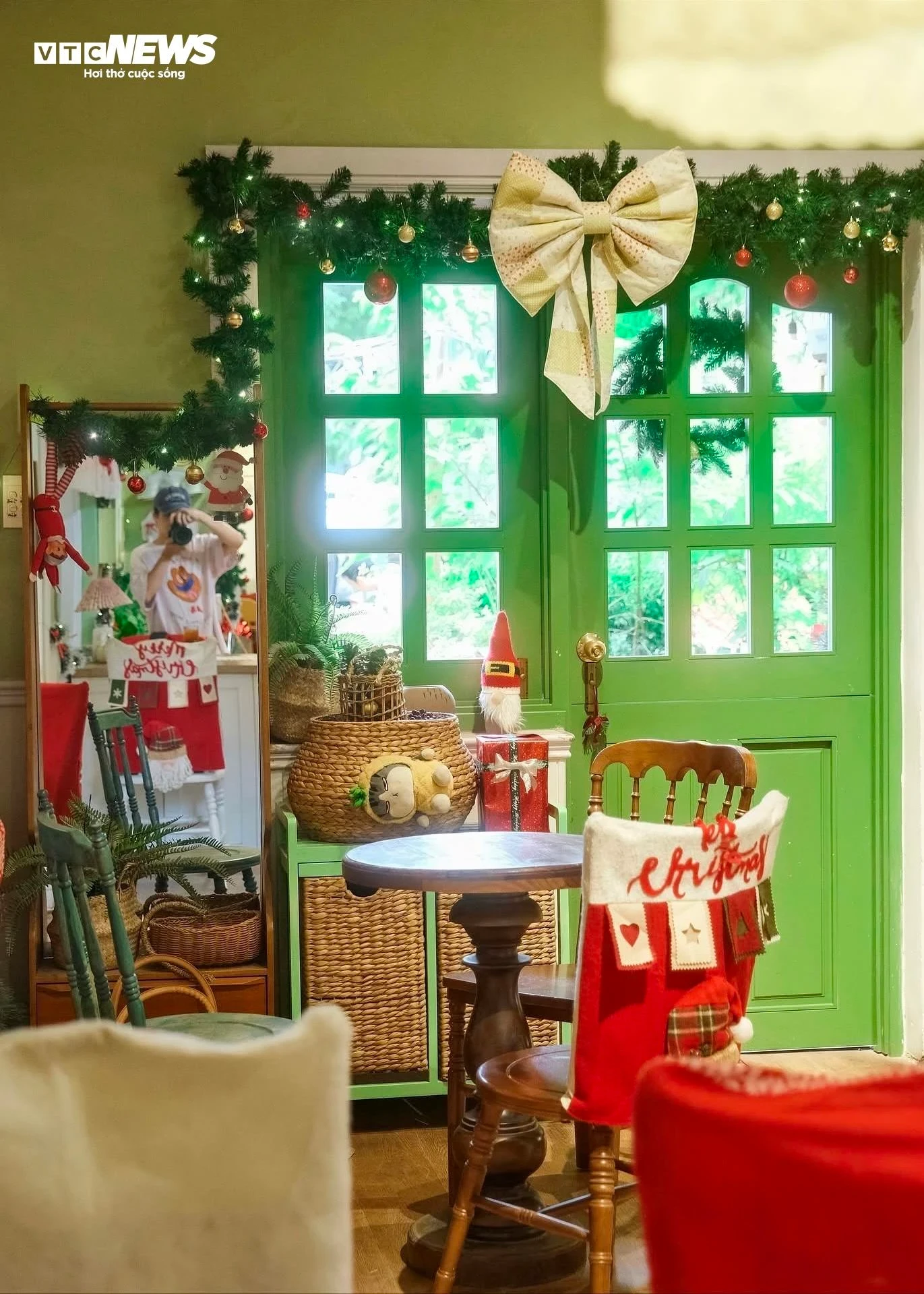 Hàng quán ở TP.HCM rực rỡ không khí Giáng sinh, giới trẻ đua nhau check-in - 8