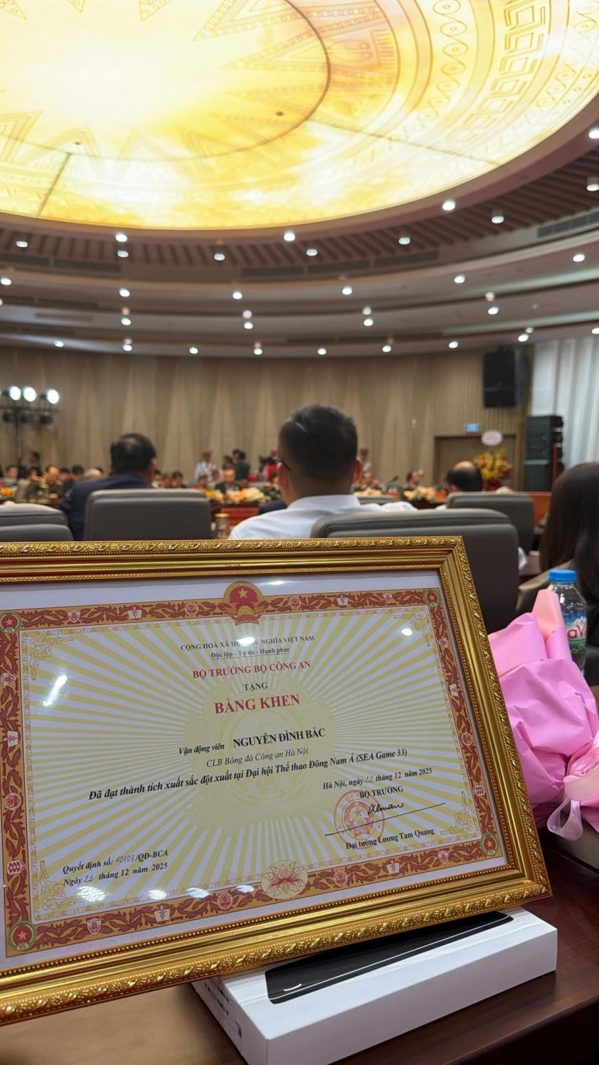 Nguyễn Đình Bắc nhận bằng khen từ Bộ trưởng Bộ Công an sau thành tích tại SEA Games 33