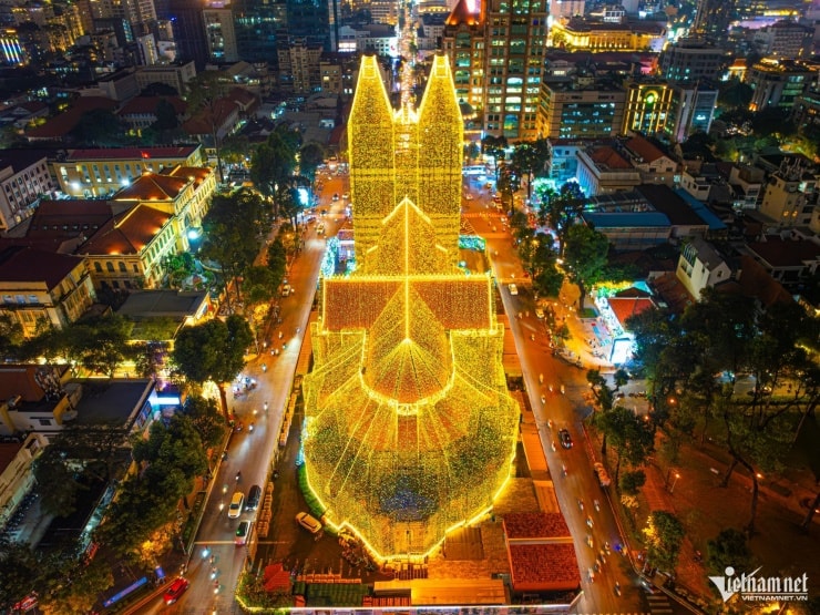 Loạt nhà thờ ở TPHCM rực rỡ ánh đèn trước Giáng sinh, nườm nượp người check-in - 11