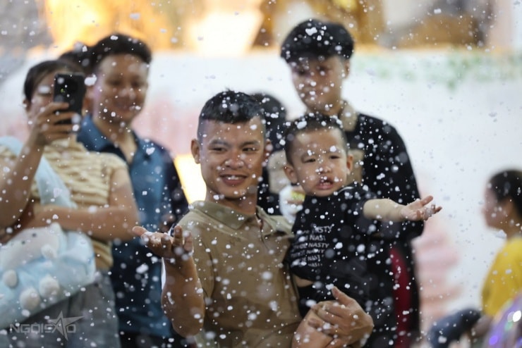 Không gian bọt tuyết tại nhà thờ Hà Phát