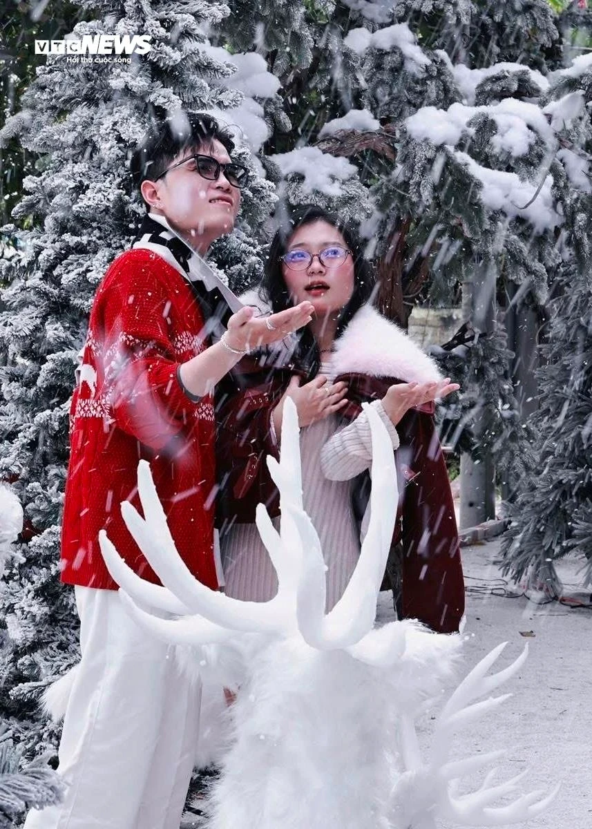 Hàng quán ở TP.HCM rực rỡ không khí Giáng sinh, giới trẻ đua nhau check-in - 20