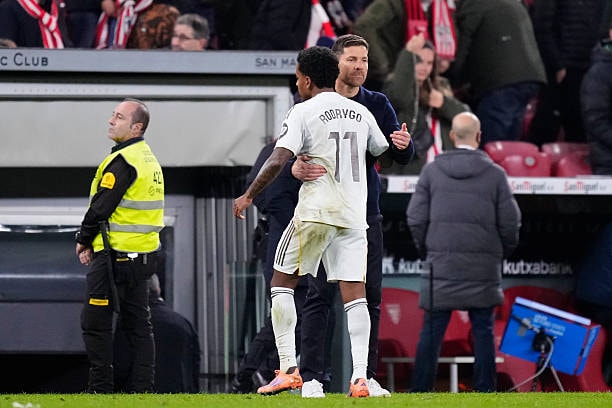 HLV Xabi Alonso và tiền đạo Rodrygo trên sân tập
