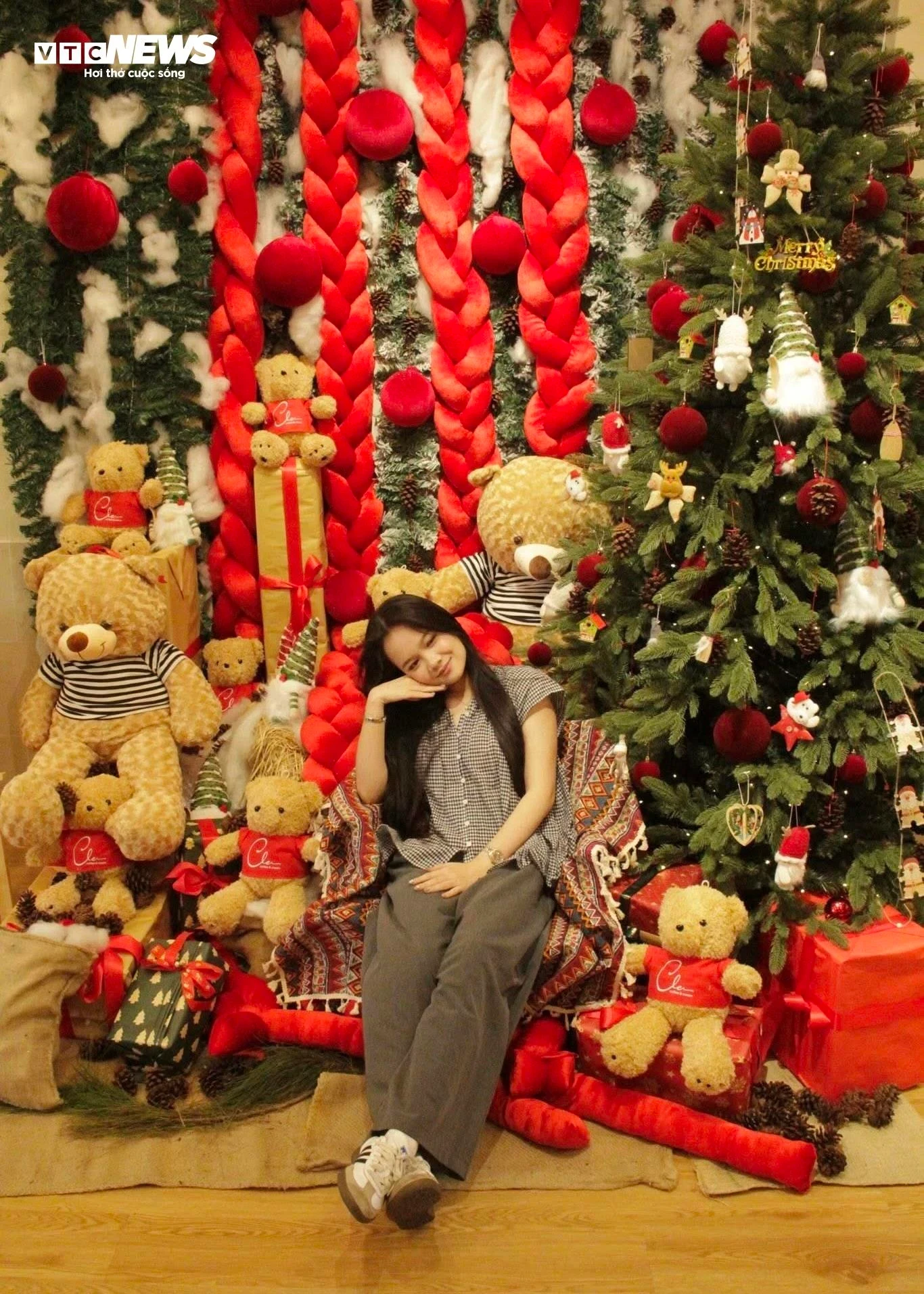 Hàng quán ở TP.HCM rực rỡ không khí Giáng sinh, giới trẻ đua nhau check-in - 4