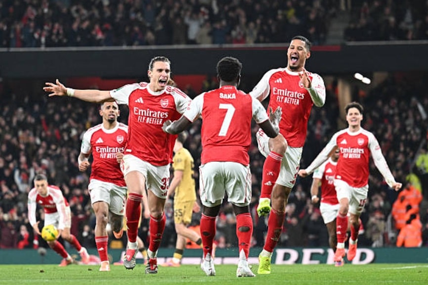 Các cầu thủ Arsenal ăn mừng sau chiến thắng nghẹt thở trước Crystal Palace.