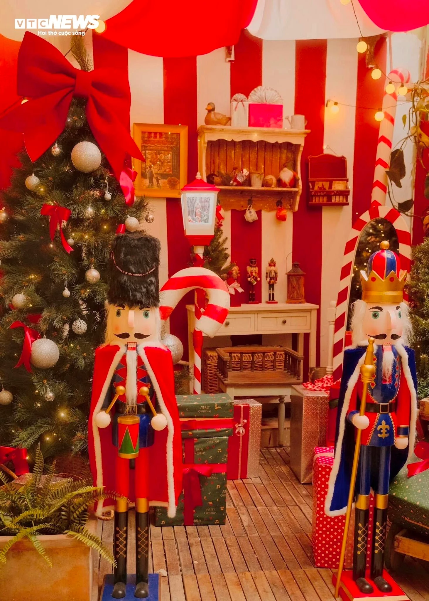 Hàng quán ở TP.HCM rực rỡ không khí Giáng sinh, giới trẻ đua nhau check-in - 10