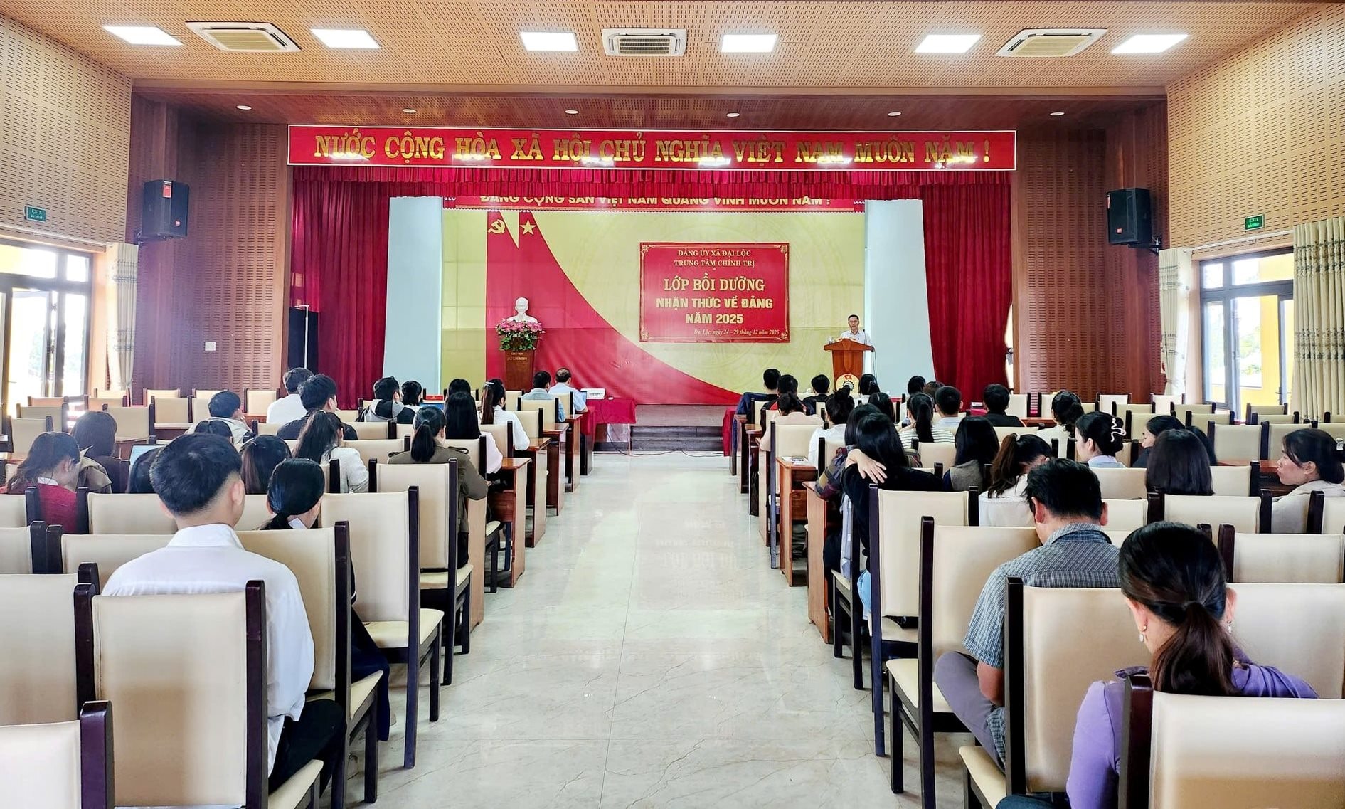 khai-giang-lop-nhan-thuc-ve-dang(2).jpg