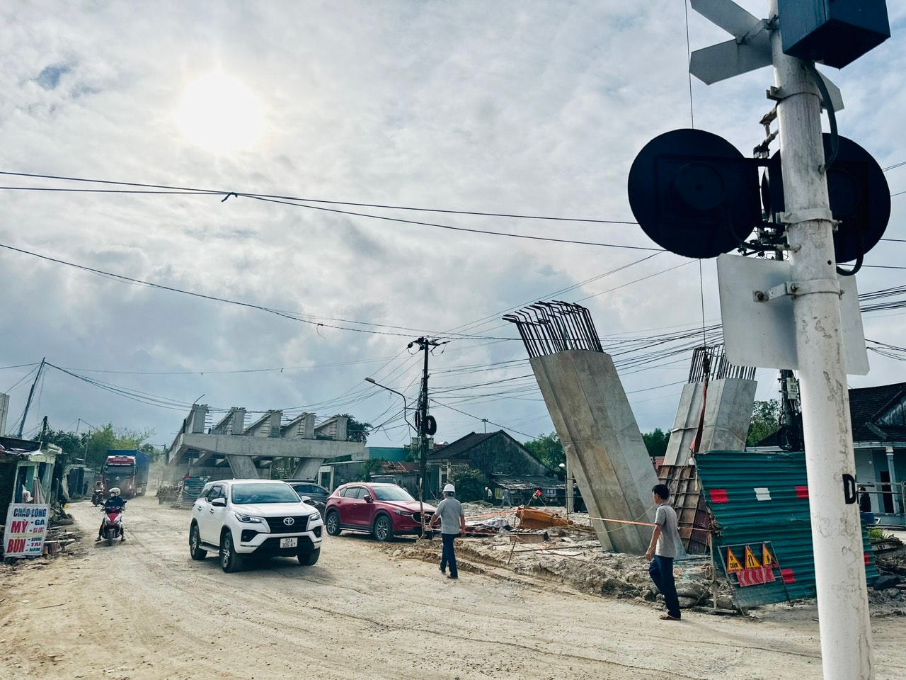 Nhiều hạng mục Cầu vượt đường sắt chưa thể thi công do vướng mặt bằng. ẢNH XUÂN HIẾU