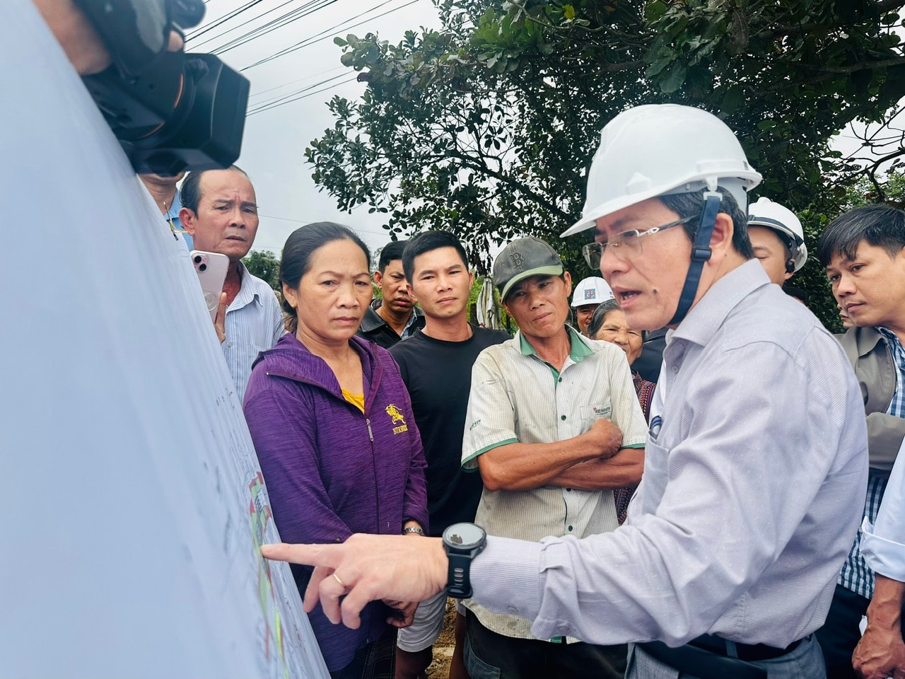 Phó Chủ tịch UBND thành phố Trần Nam Hưng (bên phải) chỉ đạo giải quyết một số kiến nghị của người dân liên quan đến công tác bồi thường, giải phóng mặt bằng. ẢNH XUÂN HIẾU