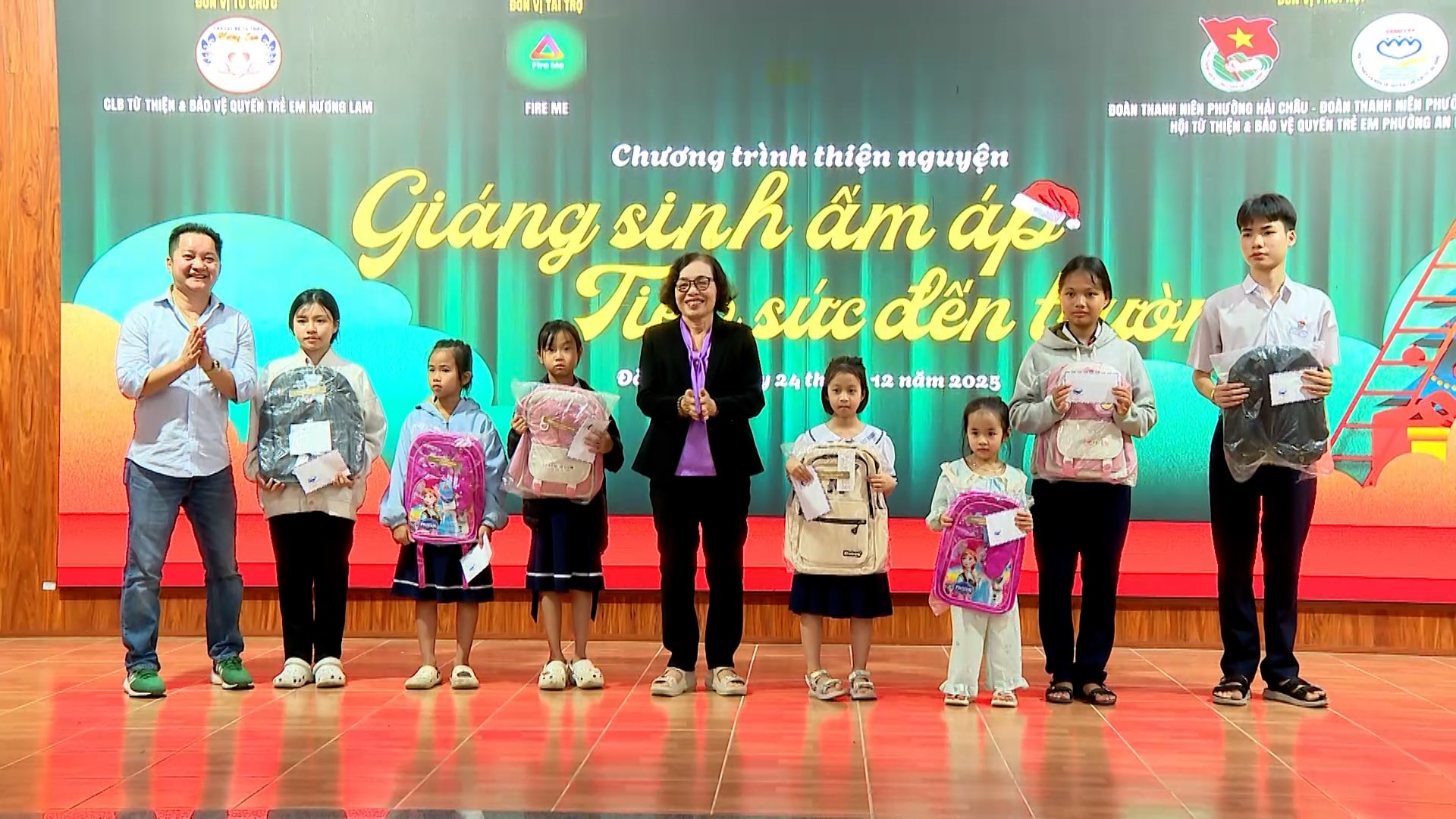 T12-24 CLB Huong Lam trao qua thien nguyen Giang sinh(Quan).00_00_13_18.Still001