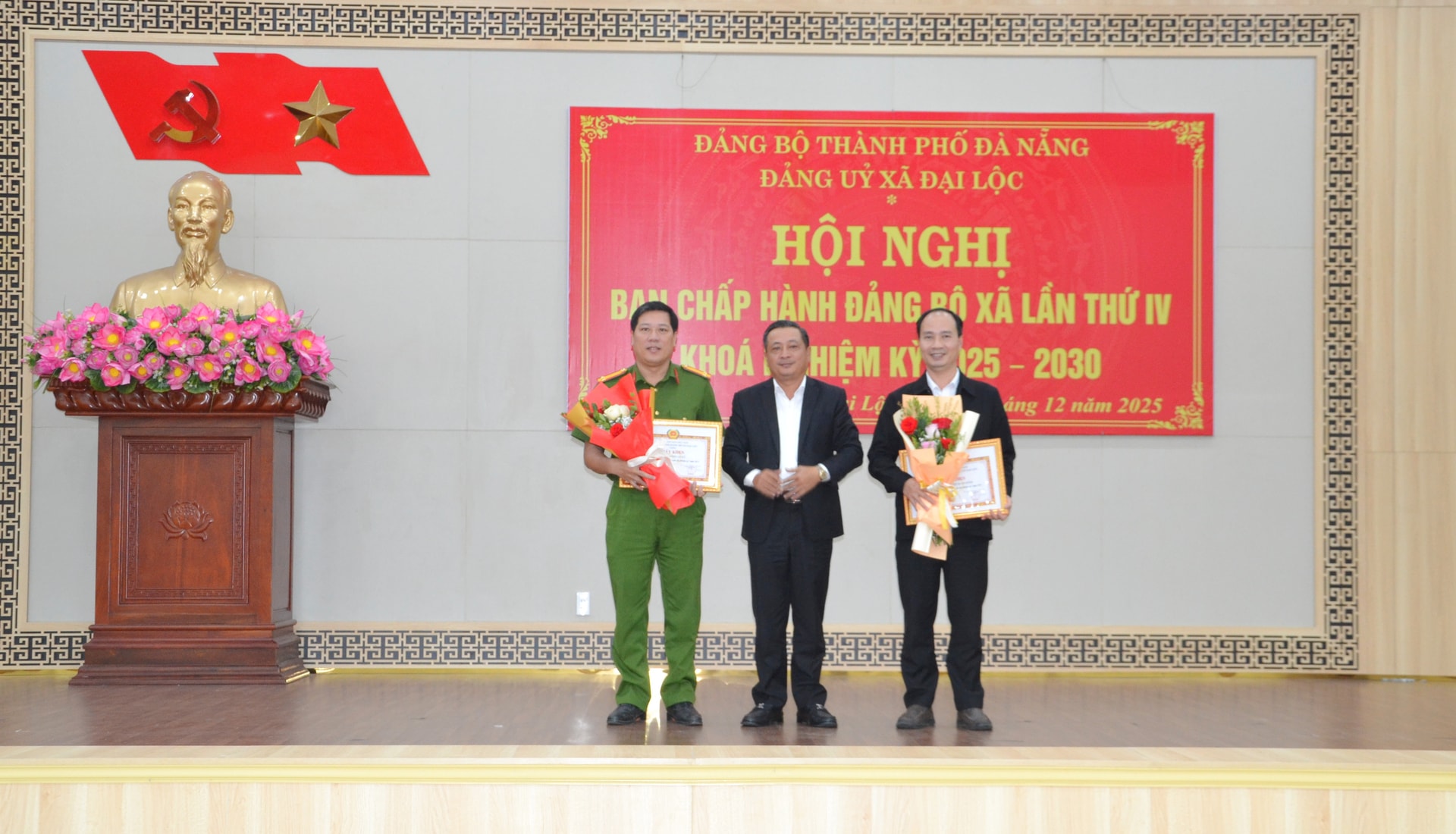 Đồng chí Nguyễn Hảo trao tặ giấy khen cho các tổ chức cơ sở đảng Hoàn thành xuất sắc nhiệm vụ năm 2025. Ảnh: CÔNG TÚ