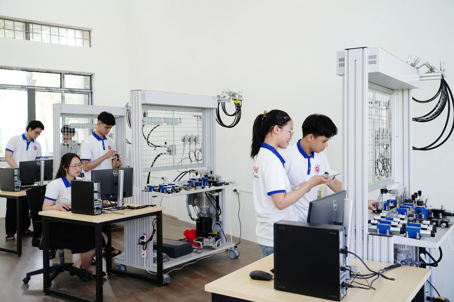 Sinh viên các trườngthuộc Đại học Đà Nẵng được tạo điều kiện tiếp cận các thiết bị hiện đại trong thực hành. Ảnh: THU HÀ