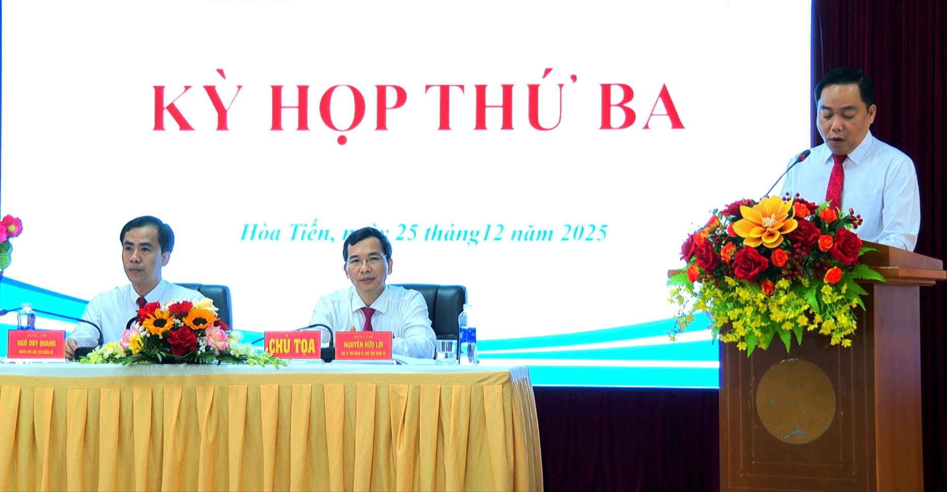 Thường trực HĐND xã Hòa Tiến chủ tọa kỳ họp. Ảnh: VĂN HẢI