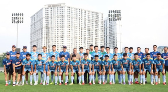 Chủ tịch VFF Trần Quốc Tuấn thăm và động viên đội tuyển U23 Việt Nam.