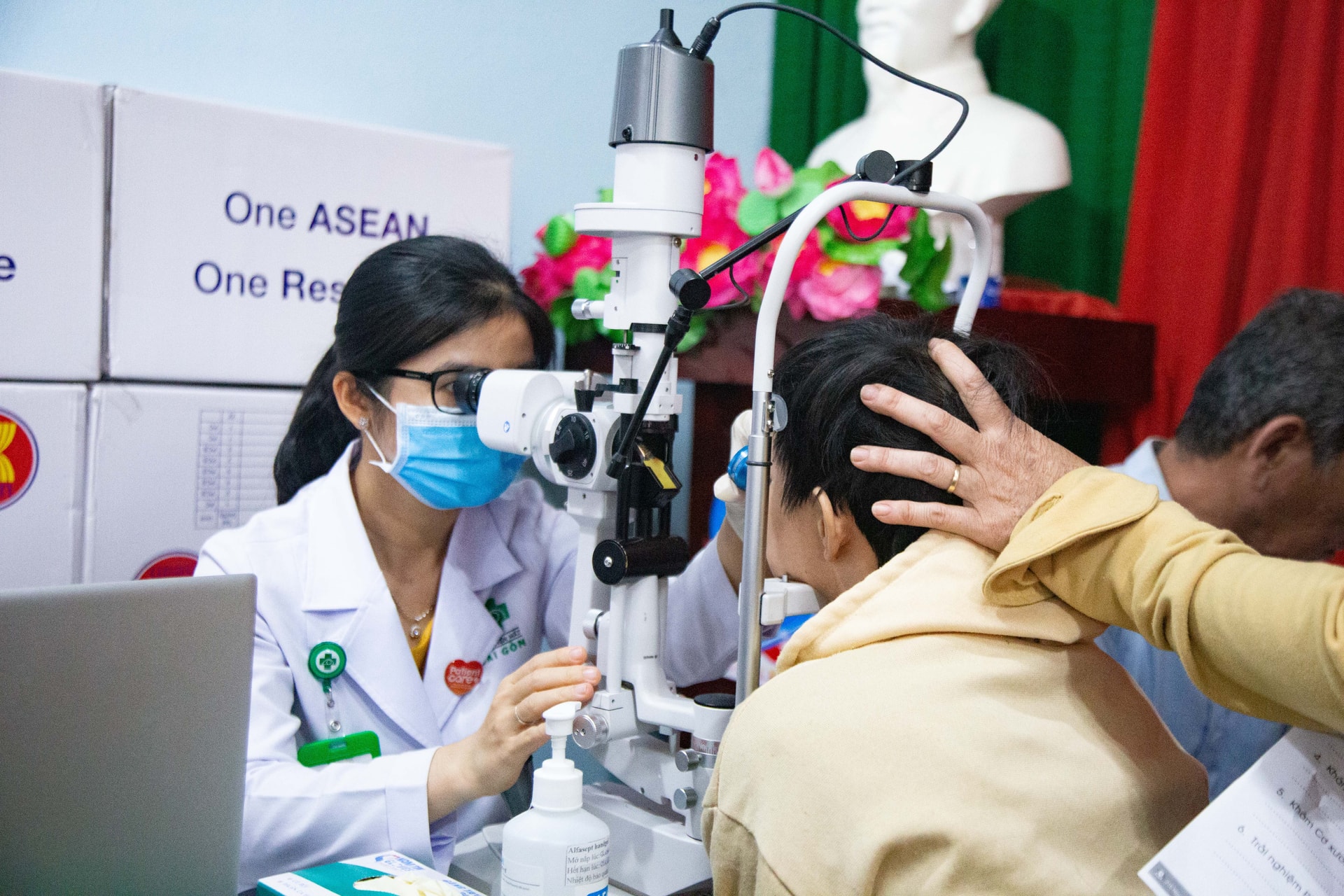 Nhiều chương trình thăm khám, chăm sóc sức khỏe cho người cao tuổi trên địa bàn thành phố được tổ chức. Ảnh: BẢO LÂ