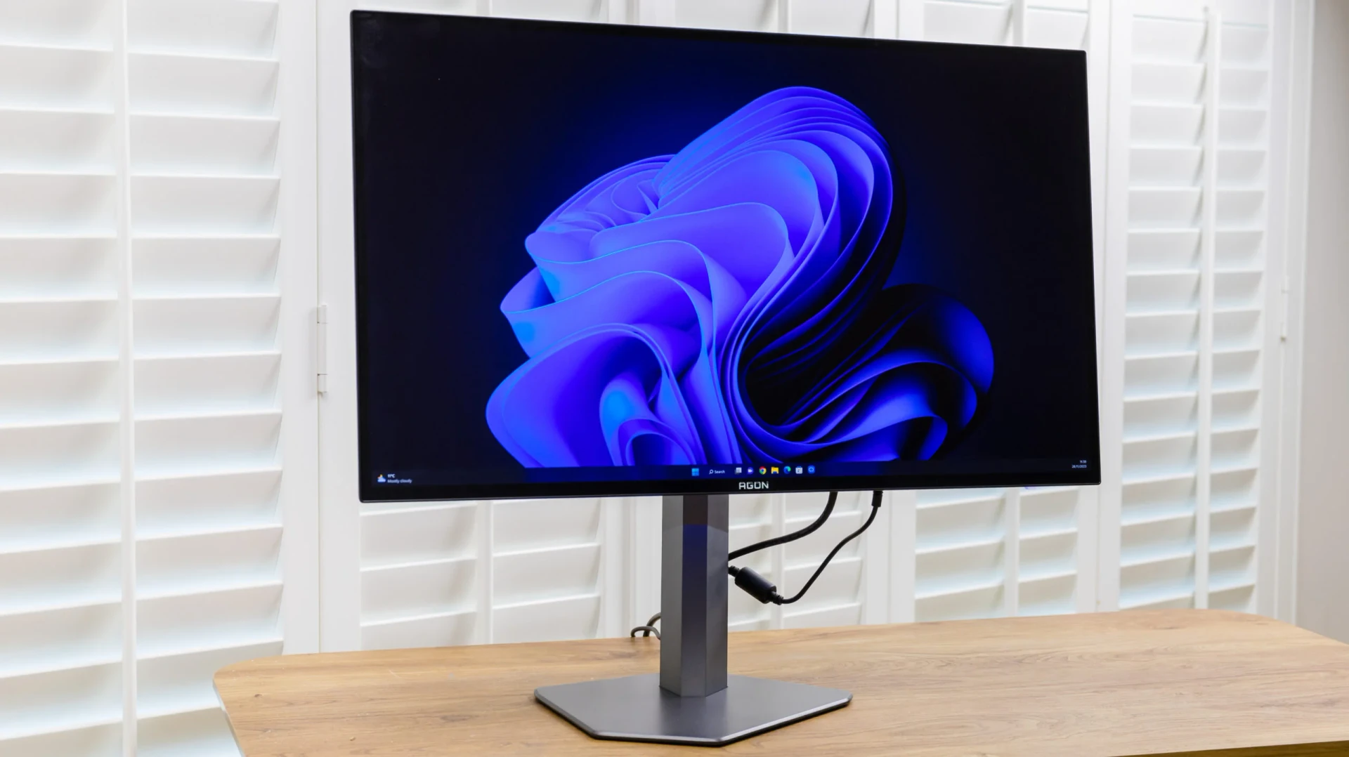Thiết kế chân đế bất đối xứng độc đáo của AOC Agon Pro