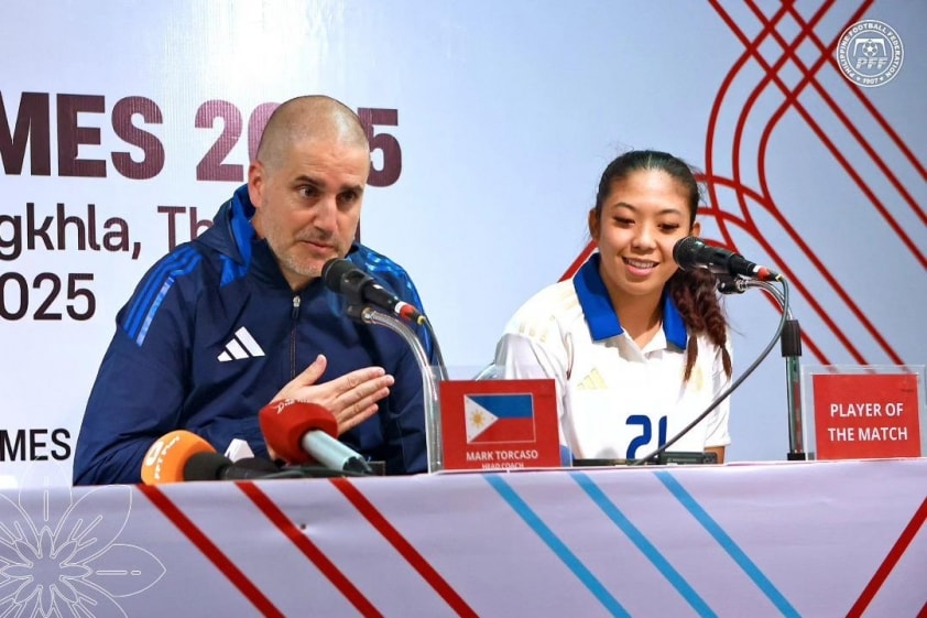 HLV Mark Torcaso ăn mừng cùng các cầu thủ nữ Philippines tại SEA Games 33