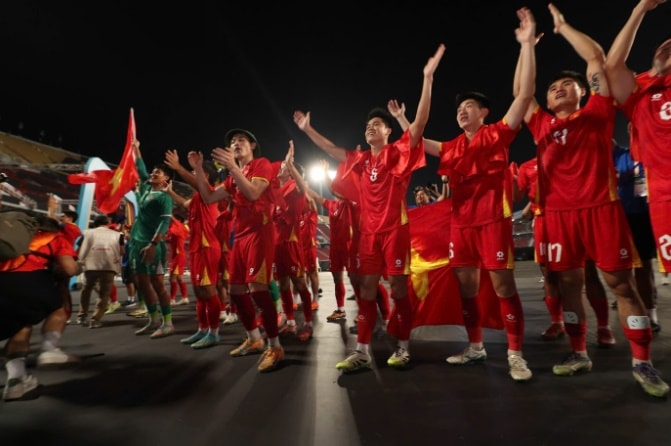 U22 Việt Nam ăn mừng chiến thắng kịch tính trước Thái Lan tại chung kết SEA Games 33.