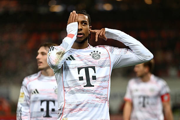 Michael Olise thi đấu trong màu áo Bayern Munich