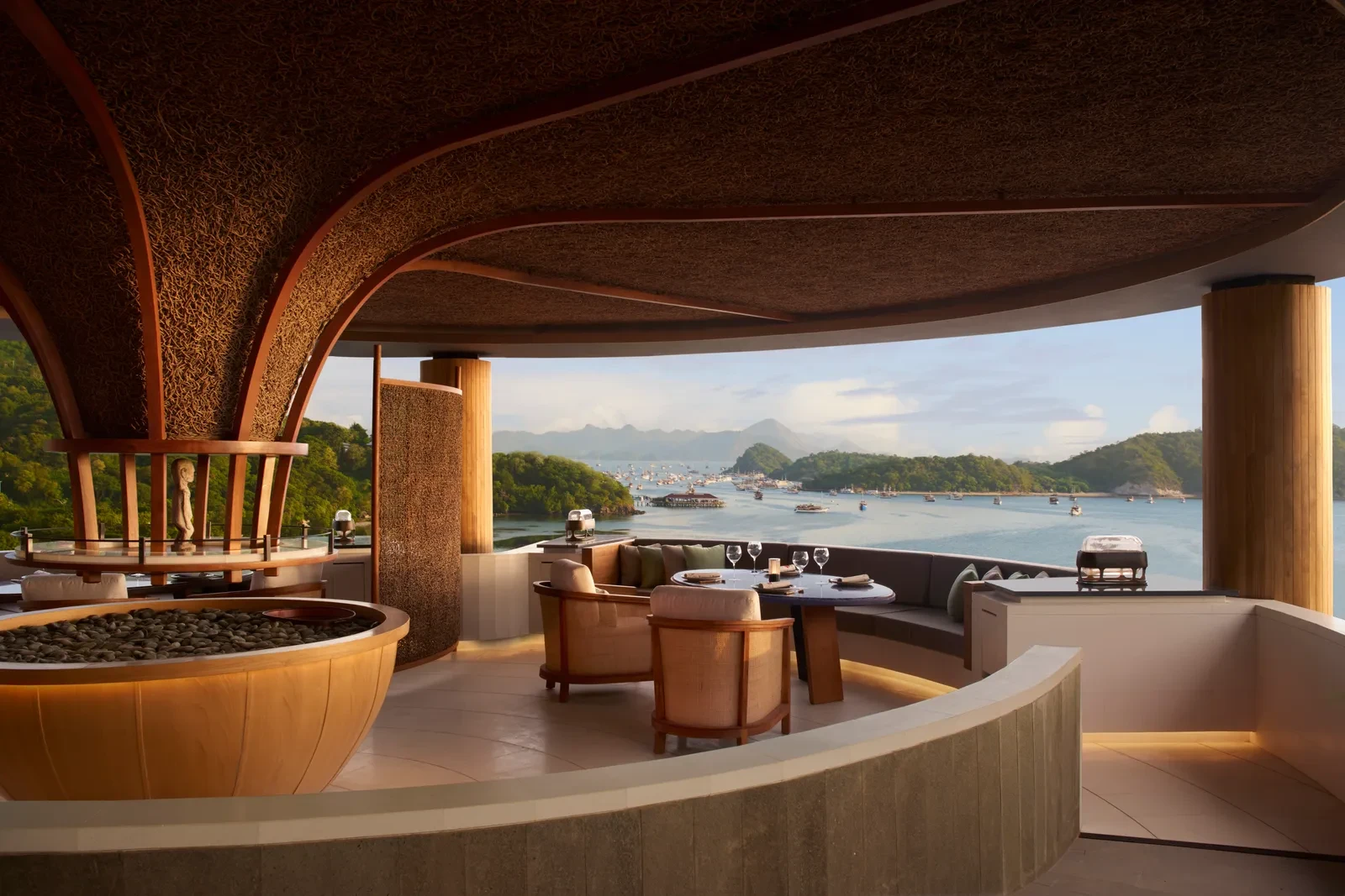 Cảnh quan thiên nhiên tại Labuan Bajo, cửa ngõ vào Vườn quốc gia Komodo