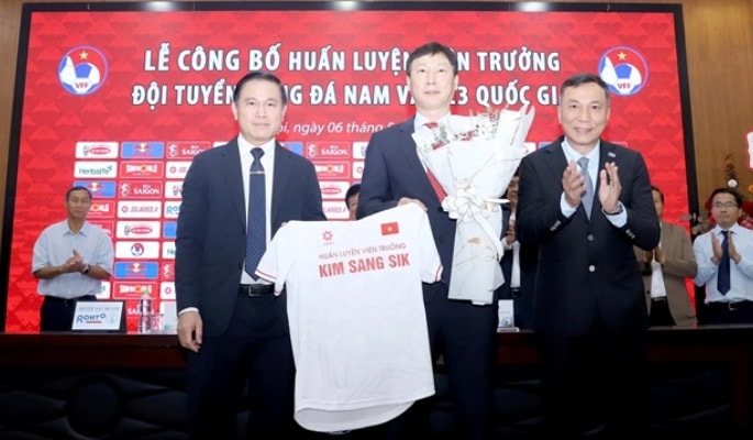 HLV Kim Sang-sik cùng các cầu thủ trẻ U22 Việt Nam ăn mừng chức vô địch SEA Games 33.