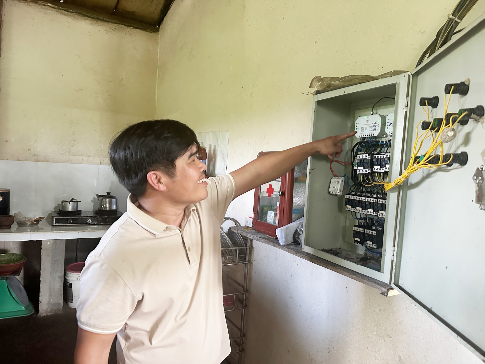 Anh Lâm Quang Bình đã đầu tư hệ thống tủ điện điều khiển tưới nước thông minh tích hợp điều khiển thông qua phần mềm
