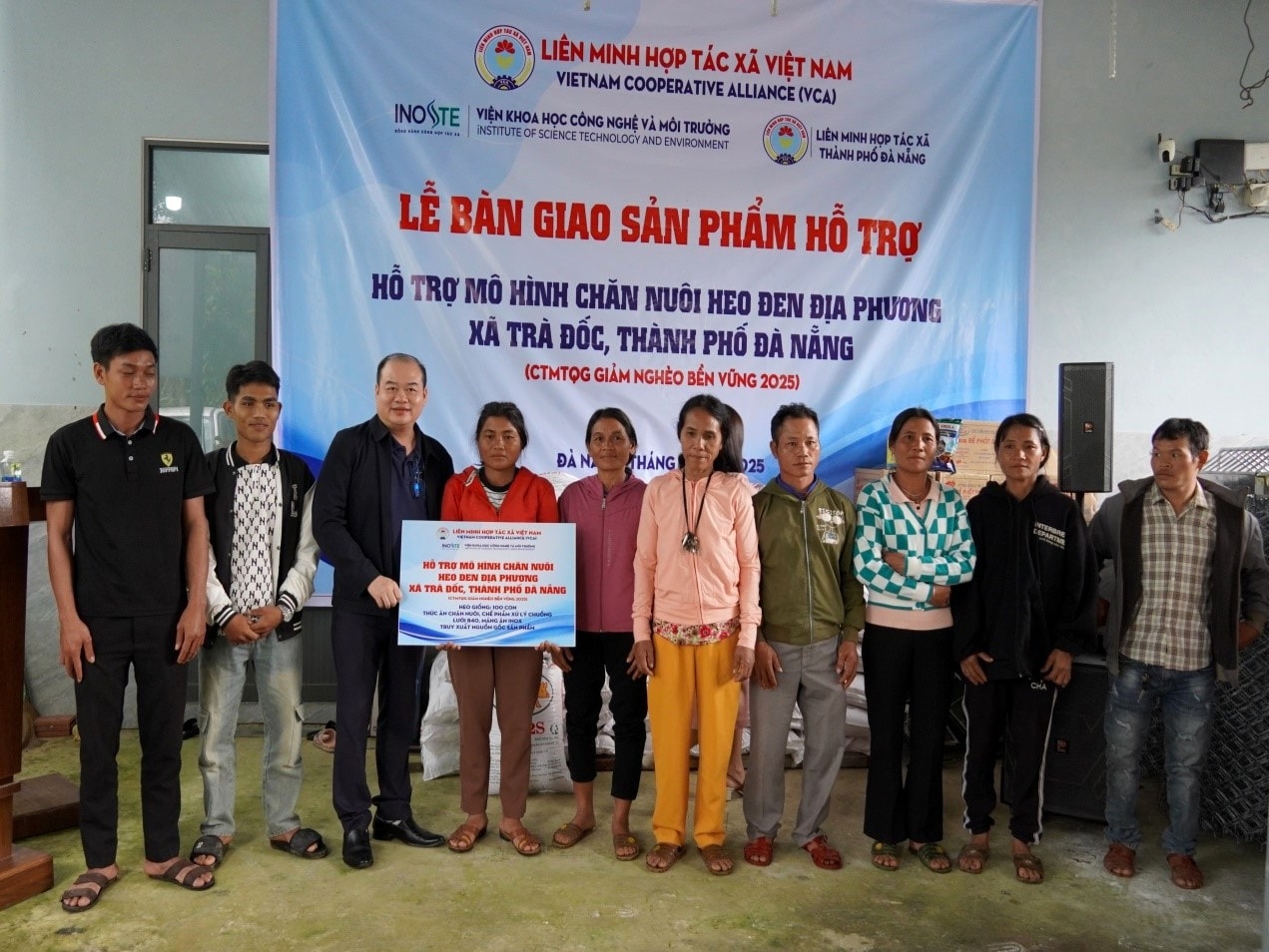 Ông Lê Tuấn An (thứ 3 từ trái sang) và các hộ dân được hỗ trợ sinh kế nuôi heo đen bản địa. Ảnh: Liên minh Hợp tác xã Đà Năn