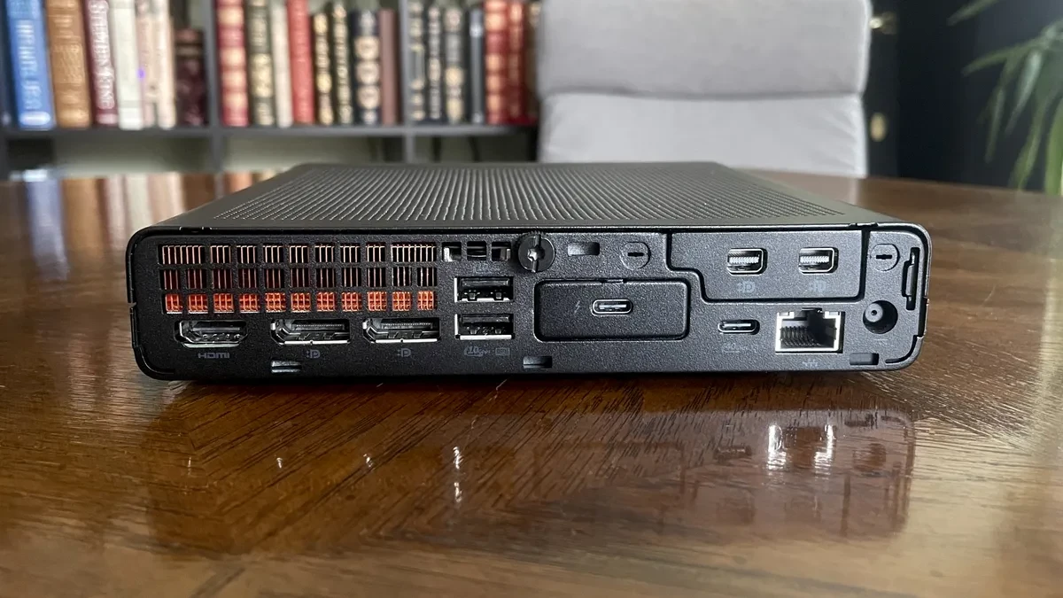 Mặt sau với các cổng kết nối mô-đun của EliteDesk 8 Mini