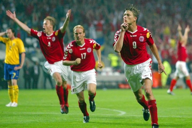Tiền đạo Jon Dahl Tomasson ăn mừng sau khi lập cú đúp