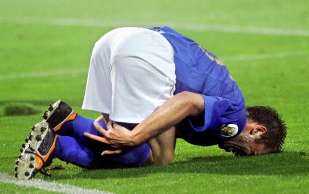 Antonio Cassano khóc nức nở sau khi biết kết quả trận đấu cùng giờ
