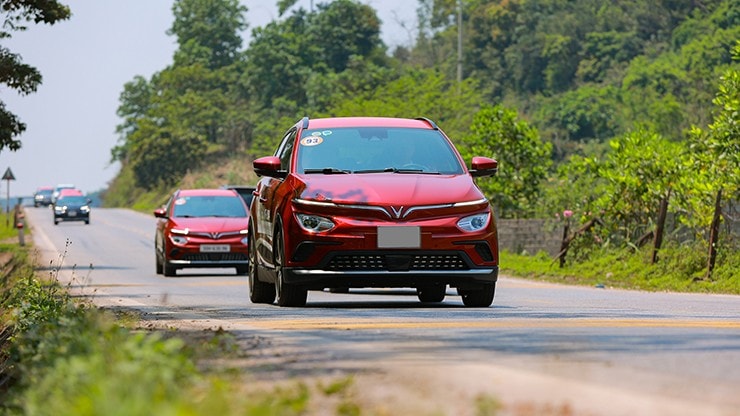 VinFast VF e34 tại đại lý tháng 12/2025