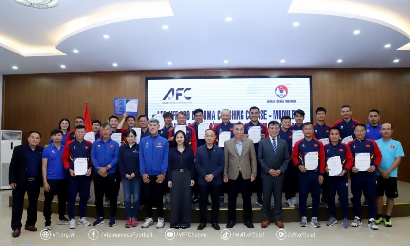 18 học viên hoàn thành khóa đào tạo huấn luyện viên bóng đá chuyên nghiệp Pro/AFC/VFF 2024/25