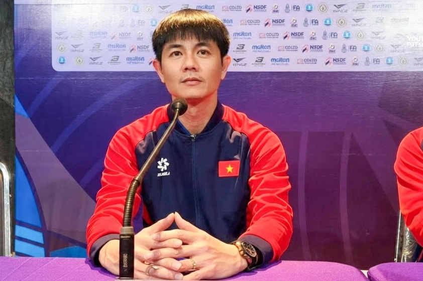 HLV Nguyễn Tuấn Anh chỉ đạo các học trò trong trận đấu với U19 futsal Thái Lan