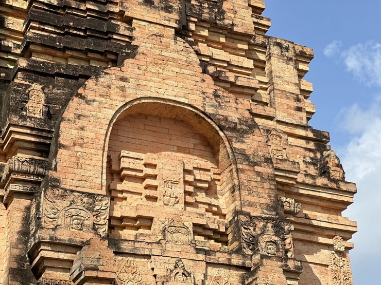 Các bức phù điêu chạm khắc tinh xảo trên mặt tường ngoài của tháp.