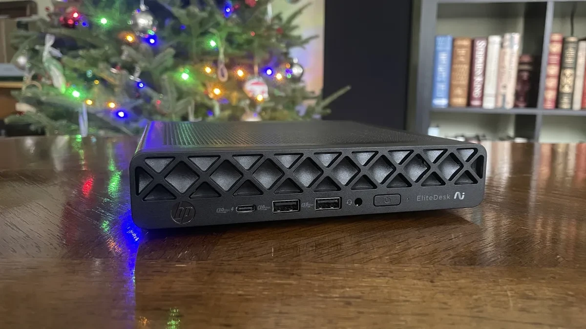 HP EliteDesk 8 Mini G1a đặt trên bàn làm việc