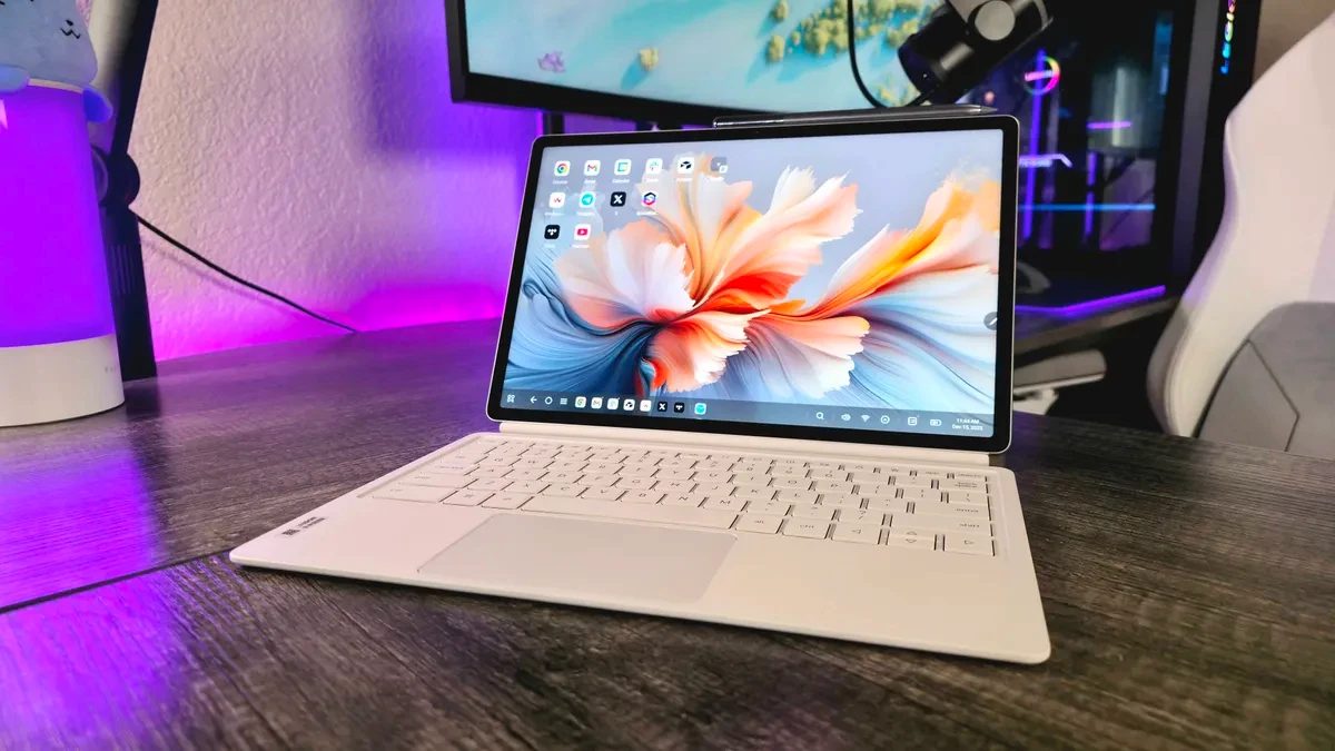 Lenovo Yoga Tab Plus ở chế độ làm việc
