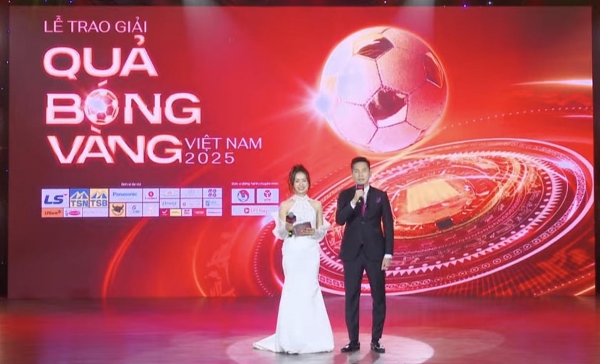 Toàn cảnh sân khấu Lễ trao giải Quả bóng vàng Việt Nam 2025
