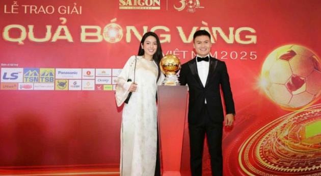 Quang Hải và bà xã Chu Thanh Huyền rạng rỡ trên thảm đỏ Gala Quả bóng vàng Việt Nam 2025