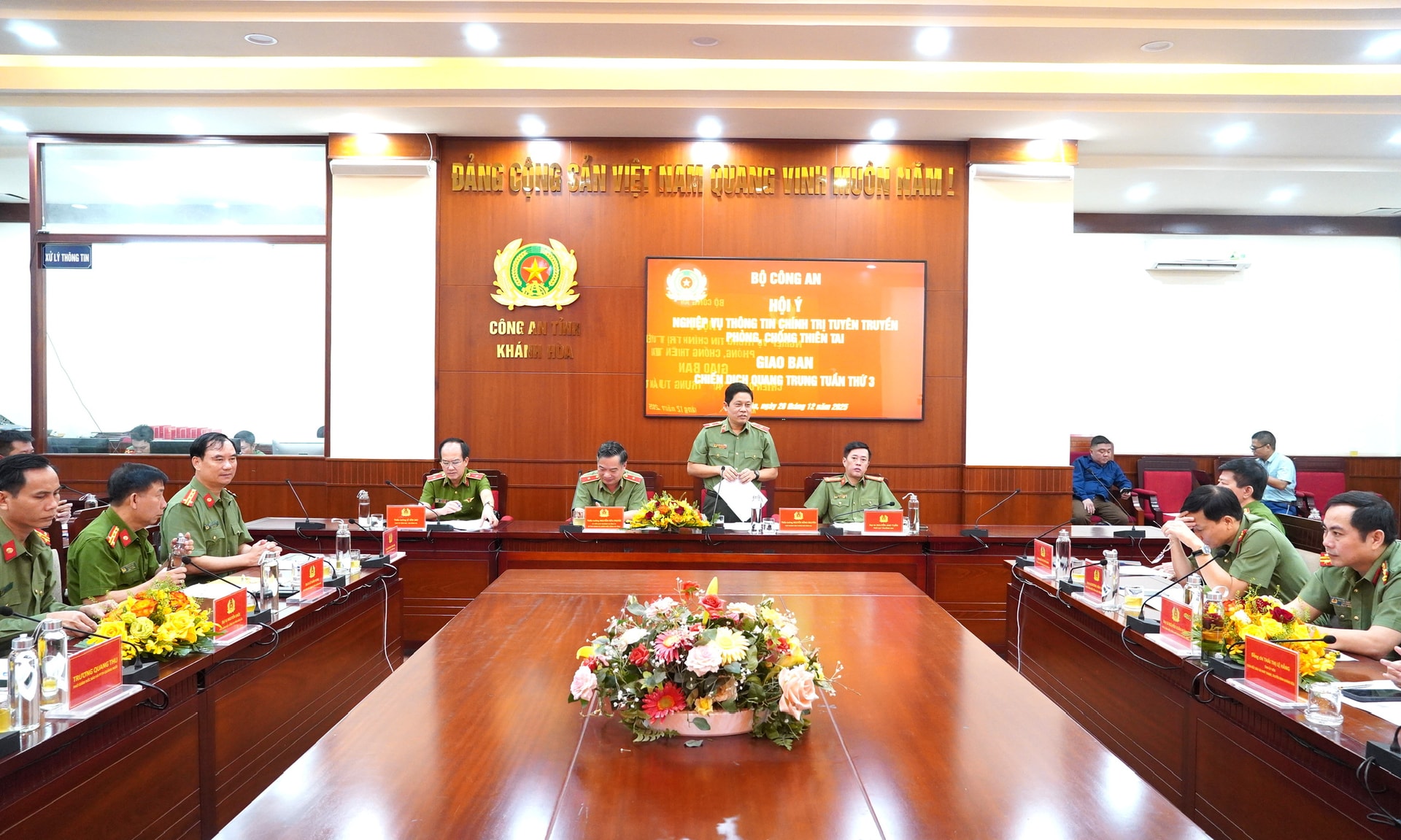 Thiếu tướng Nguyễn Hồng Nguyên, Phó Chánh văn phòng Bộ Công an, phát biểu khai mạc hội nghị. Ảnh: THÀNH LÂN