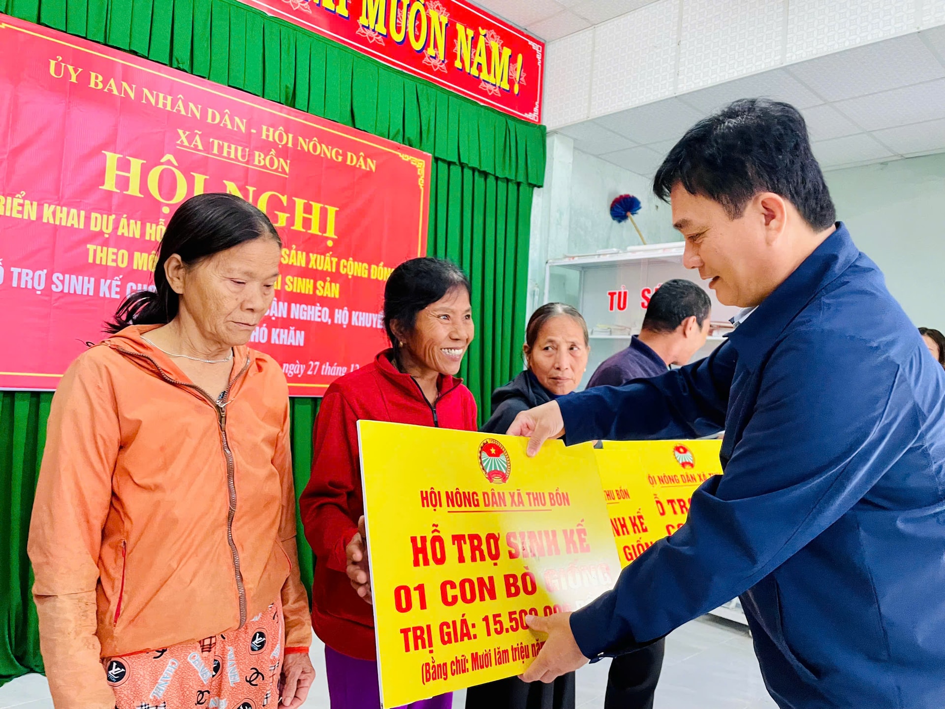 Hội Nông dân xã Thu Bồn trao sinh kế bò giống sinh sản cho 15 hộ nghèo