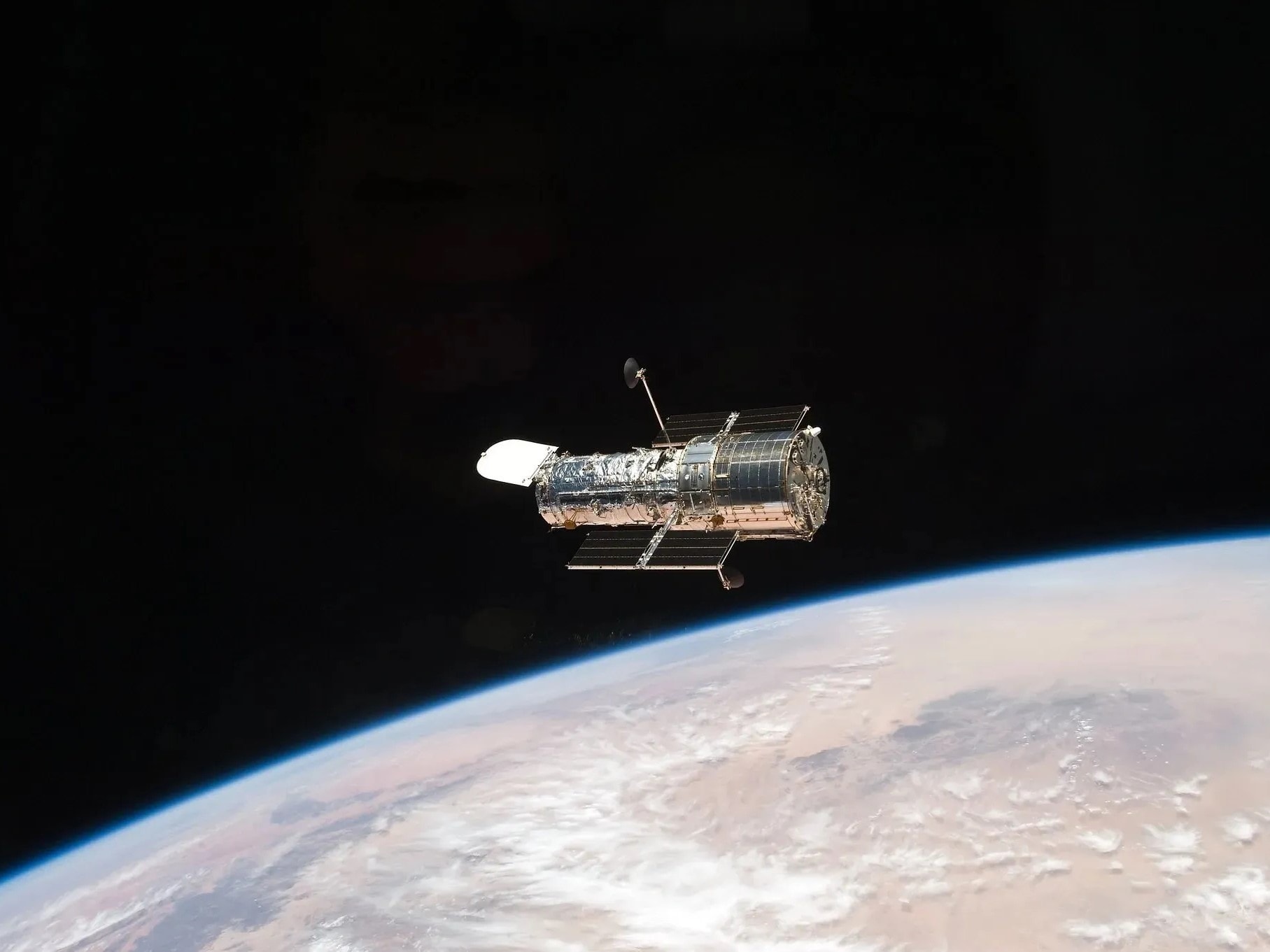 Kính viễn vọng không gian Hubble đang bay trên quỹ đạo