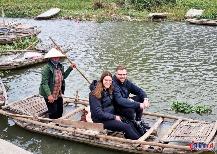 Du khách sử dụng thuyền nhỏ để di chuyển trải nghiệm khám phá Vân Long