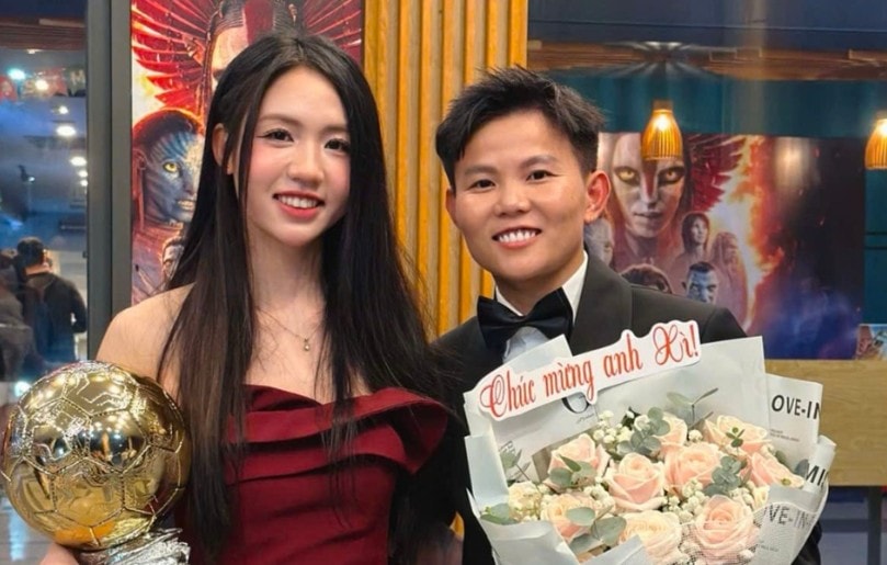 Trần Thị Duyên chụp hình bên cạnh Nguyễn Thị Bích Thùy