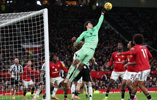 Thủ thành Senne Lammens trong màu áo Manchester United