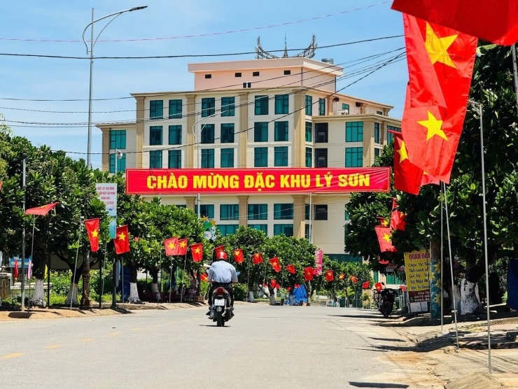 Hạ tầng giao thông và bến tàu tại Lý Sơn cần được nâng cấp.