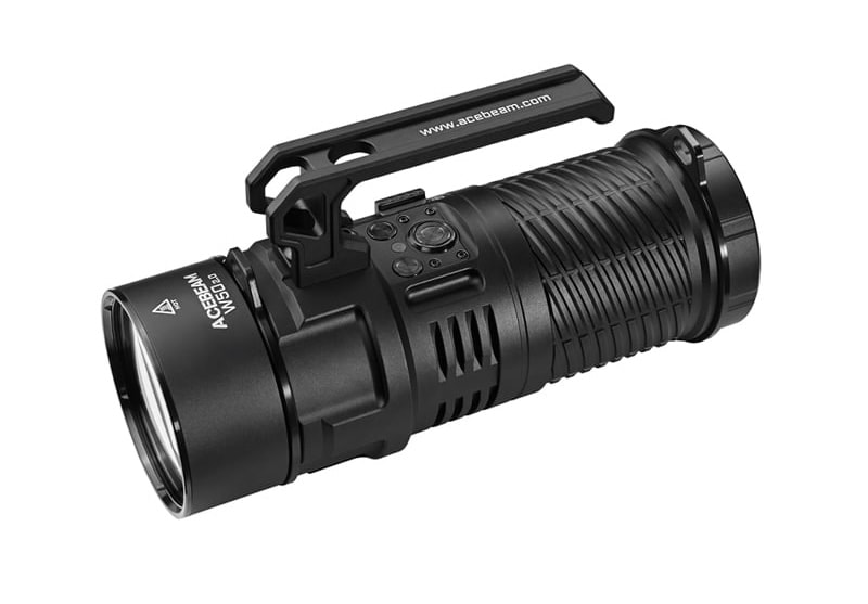 Acebeam W50 2.0 là mẫu đèn pin kích thước lớn với tầm chiếu xa ấn tượng